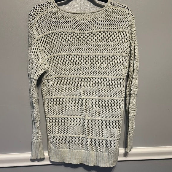 Universal Thread Cream V-Neck Sweater Relaxed Fit - Picture 4 of 7